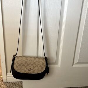 Coach signature front flap magnet closure hardly used in good condition